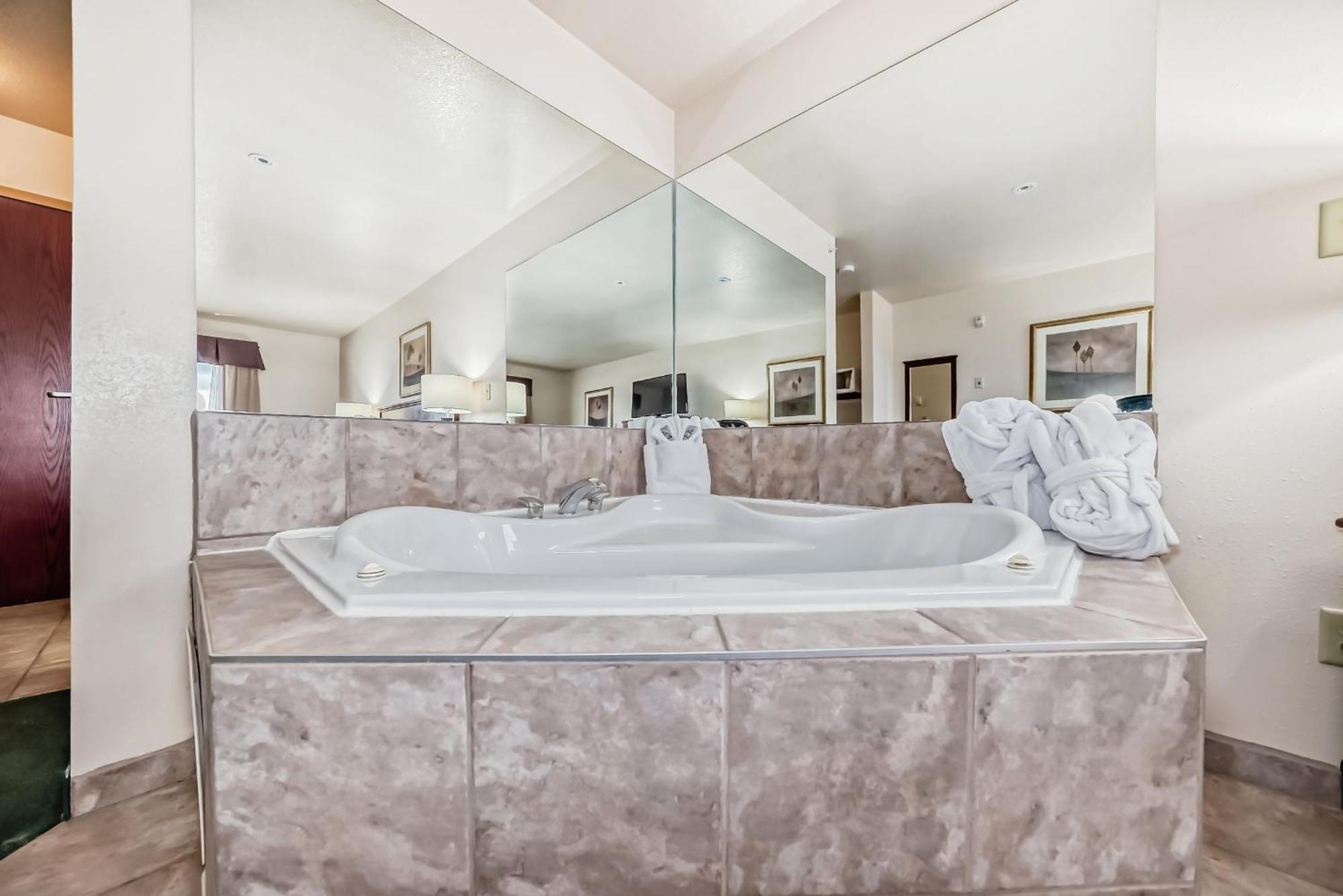 Grande Cache Inn&Suites Buitenkant foto